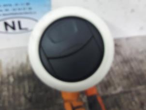Gebruikte Luchtrooster Dashboard Ford KA Prijs € 15,00 Margeregeling aangeboden door De Witte Boerderij AutoMotive
