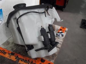 Gebruikte Ruitensproeiertank voor BMW X5 (E53) 3.0 24V Prijs € 45,00 Margeregeling aangeboden door De Witte Boerderij AutoMotive