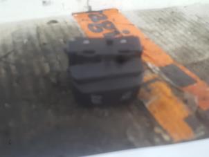 Gebruikte Cockpit dimmer Renault Clio IV (5R) 1.5 Energy dCi 90 FAP Prijs € 15,00 Margeregeling aangeboden door De Witte Boerderij AutoMotive