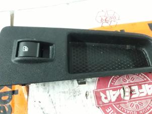 Gebruikte Schakelaar Elektrisch Raam Fiat Grande Punto (199) 1.3 JTD Multijet 16V 85 Actual Prijs € 10,00 Margeregeling aangeboden door De Witte Boerderij AutoMotive