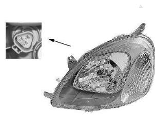 Nieuwe Koplamp links Opel Vivaro Prijs € 45,65 Inclusief btw aangeboden door De Witte Boerderij AutoMotive