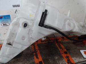 Gebruikte Ruitensproeiertank voor BMW X5 (F15) M Turbo 4.4i V8 32V Prijs € 50,00 Margeregeling aangeboden door De Witte Boerderij AutoMotive