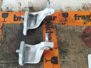 Gebruikte Scharnier deur links-voor Ford Transit Custom Prijs € 25,00 Margeregeling aangeboden door De Witte Boerderij AutoMotive