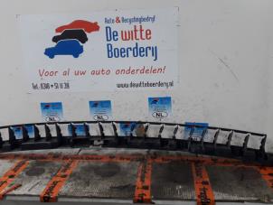 Gebruikte Bumperbalk achter Skoda Superb Combi (3V5) 1.6 TDI Prijs € 20,00 Margeregeling aangeboden door De Witte Boerderij B.V.