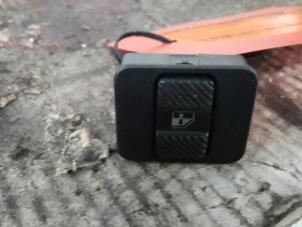 Gebruikte Raam schakelaar elektrisch Volkswagen Passat Variant (35I) 1.8 i CL,GL,GT Prijs € 10,00 Margeregeling aangeboden door De Witte Boerderij AutoMotive