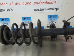 Gebruikte Schokdemper links-voor Volkswagen Transporter T5 1.9 TDi Prijs € 70,00 Margeregeling aangeboden door De Witte Boerderij B.V.