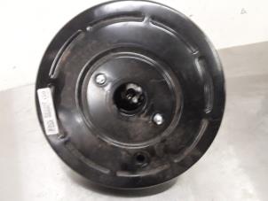 Gebruikte Rembekrachtiger Renault Trafic (1FL/2FL/3FL/4FL) 1.6 dCi Twin Turbo Prijs € 75,00 Margeregeling aangeboden door De Witte Boerderij AutoMotive