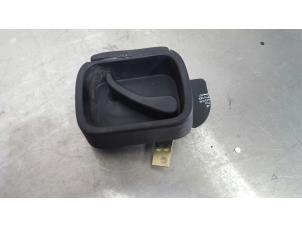 Gebruikte Greep achterdeur Bus-Bestel Volkswagen Caddy III (2KA,2KH,2CA,2CH) 1.9 TDI Prijs € 15,00 Margeregeling aangeboden door De Witte Boerderij AutoMotive