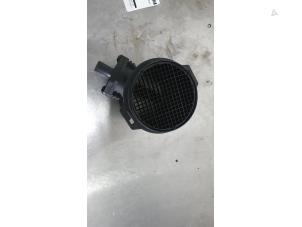 Gebruikte Luchtmassameter Mercedes E Combi (S210) 2.6 E-240 V6 18V Prijs € 40,00 Margeregeling aangeboden door De Witte Boerderij AutoMotive