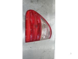 Gebruikte Achterlicht links Mercedes E Combi (S210) 2.6 E-240 V6 18V Prijs € 20,00 Margeregeling aangeboden door De Witte Boerderij AutoMotive