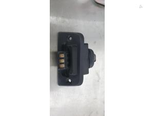 Gebruikte Schuifdeur schakelaar Volkswagen Transporter/Caravelle T5 2.0 TDI DRF Prijs € 20,00 Margeregeling aangeboden door De Witte Boerderij AutoMotive