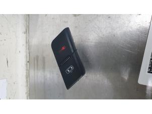 Gebruikte Schakelaar Centr. Deurvergrendeling Audi A4 Prijs € 10,00 Margeregeling aangeboden door De Witte Boerderij AutoMotive