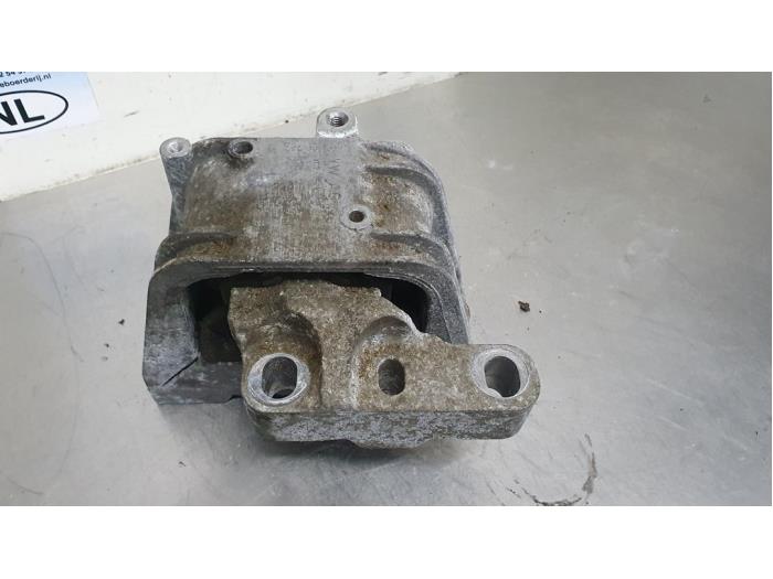 Gebruikte Motorsteun Volkswagen Golf V (1K1) 2.0 FSI 16V Prijs € 15,00 Margeregeling aangeboden door De Witte Boerderij AutoMotive