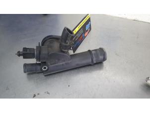 Gebruikte Thermostaathuis Volkswagen Caddy III (2KA,2KH,2CA,2CH) 2.0 SDI Prijs € 15,00 Margeregeling aangeboden door De Witte Boerderij AutoMotive