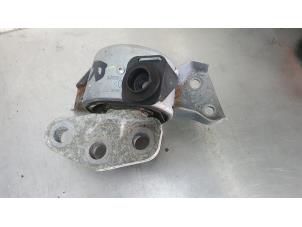 Gebruikte Motorsteun Opel Corsa E 1.3 CDTi 16V ecoFLEX Prijs € 25,00 Margeregeling aangeboden door De Witte Boerderij AutoMotive