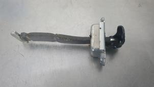 Gebruikte Deurvanger 4Deurs rechts-achter Toyota Yaris III (P13) 1.5 16V Dual VVT-iE Prijs € 10,00 Margeregeling aangeboden door De Witte Boerderij AutoMotive