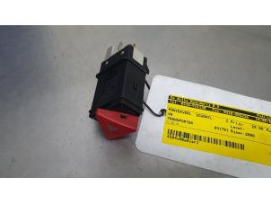 Gebruikte Alarmlicht Schakelaar Volkswagen Transporter/Caravelle T4 2.5 TDI Prijs € 15,00 Margeregeling aangeboden door De Witte Boerderij AutoMotive