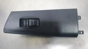 Gebruikte Schakelaar Elektrisch Raam Toyota Corolla (E12) 1.6 16V VVT-i Prijs € 15,00 Margeregeling aangeboden door De Witte Boerderij AutoMotive