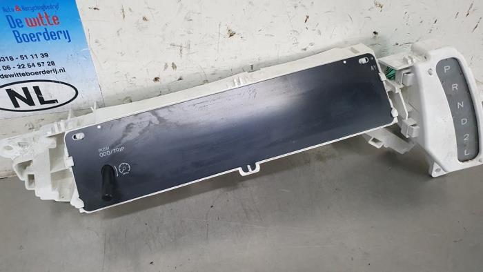 Gebruikte Display Interieur Toyota Previa (R3) 2.4i 16V VVT-i Prijs € 65,00 Margeregeling aangeboden door De Witte Boerderij AutoMotive