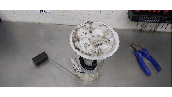 Gebruikte Brandstofpomp Elektrisch Renault Megane II CC (EM) 2.0 16V Prijs € 40,00 Margeregeling aangeboden door De Witte Boerderij AutoMotive