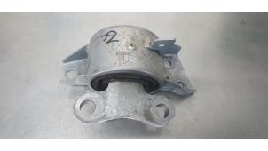 Gebruikte Motorsteun Opel Adam 1.4 16V Prijs € 25,00 Margeregeling aangeboden door De Witte Boerderij AutoMotive