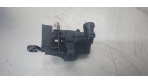 Gebruikte Sluithulpmotor achterklep Peugeot 108 1.0 12V Prijs € 15,75 Margeregeling aangeboden door De Witte Boerderij AutoMotive
