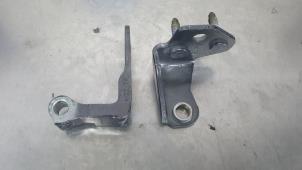 Gebruikte Scharnier deur links-achter Ford Fiesta 7 1.0 EcoBoost 12V Prijs € 15,00 Margeregeling aangeboden door De Witte Boerderij AutoMotive