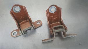 Gebruikte Scharnier deur links-achter Ford Fiesta 6 (JA8) 1.25 16V Prijs € 20,00 Margeregeling aangeboden door De Witte Boerderij AutoMotive