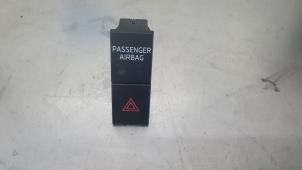 Gebruikte Alarmlicht Schakelaar Skoda Octavia Combi (5EAC) 1.6 TDI GreenTec 16V Prijs € 15,00 Margeregeling aangeboden door De Witte Boerderij AutoMotive