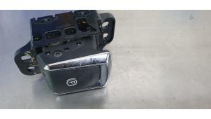 Gebruikte Handrem schakelaar Nissan Qashqai (J11) 1.2 DIG-T 16V Prijs € 15,00 Margeregeling aangeboden door De Witte Boerderij AutoMotive