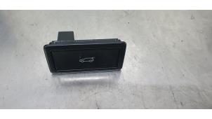 Gebruikte Schakelaar achterklep Volkswagen Touareg (7PA/PH) Prijs € 10,00 Margeregeling aangeboden door De Witte Boerderij AutoMotive