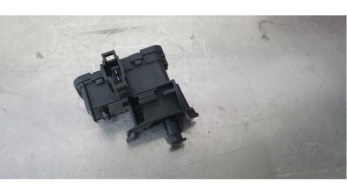 Tankklep Vergrendelingsmotor van een Seat Leon ST (5FF) 1.6 TDI Ecomotive 16V 2014