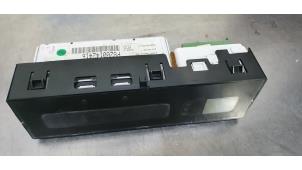 Gebruikte Display Interieur Renault Scenic Prijs € 20,00 Margeregeling aangeboden door De Witte Boerderij AutoMotive