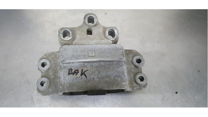 Gebruikte Versnellingsbak Steun Volkswagen Golf VI (5K1) 2.0 GTI 16V Prijs € 15,00 Margeregeling aangeboden door De Witte Boerderij AutoMotive