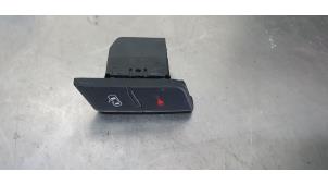 Gebruikte Schakelaar Centr. Deurvergrendeling Audi A4 Cabriolet (B6) 2.4 V6 30V Prijs € 10,00 Margeregeling aangeboden door De Witte Boerderij AutoMotive