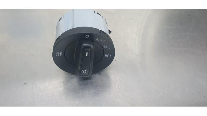 Schakelaar Licht van een Skoda Fabia III Combi (NJ5) 1.4 TDI 16V 90 Greentech 2015