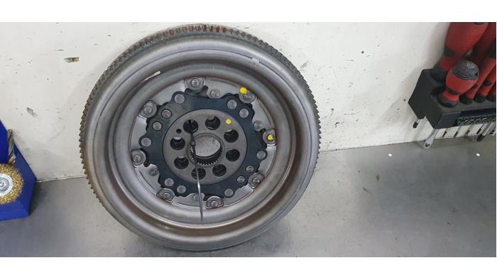 Gebruikte Dubbele massa vliegwiel Volkswagen Golf VII (AUA) 2.0 R 4Motion 16V Prijs € 100,00 Margeregeling aangeboden door De Witte Boerderij AutoMotive