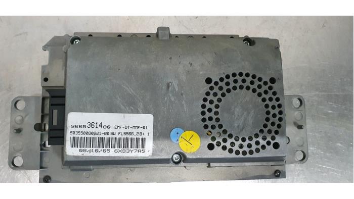 Display Interieur van een Peugeot 607 (9D/U) 2.2 16V 2005