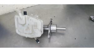 Gebruikte Hoofdremcilinder Renault Trafic (1FL/2FL/3FL/4FL) 1.6 dCi 90 Prijs € 35,00 Margeregeling aangeboden door De Witte Boerderij AutoMotive