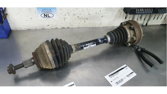 Gebruikte Aandrijfas links-voor Seat Leon (5FB) 2.0 TDI Ecomotive 16V Prijs € 75,00 Margeregeling aangeboden door De Witte Boerderij AutoMotive