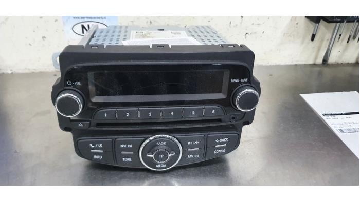 Radio CD Speler van een Opel Corsa E 1.4 16V 2016