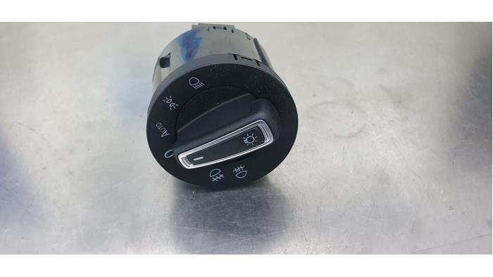 Licht Schakelaar van een Volkswagen Golf VII Variant (AUVV) 1.0 TSI 12V BlueMotion Technology 2018