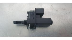 Gebruikte Remlicht Schakelaar Ford Fiesta 6 (JA8) 1.0 EcoBoost 12V 100 Prijs € 10,00 Margeregeling aangeboden door De Witte Boerderij AutoMotive