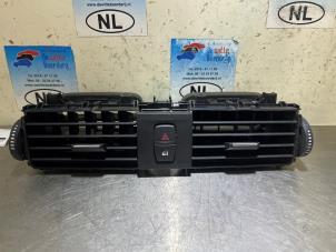 Gebruikte Luchtrooster Dashboard BMW 1 serie (F20) 114i 1.6 16V Prijs € 25,00 Margeregeling aangeboden door De Witte Boerderij AutoMotive