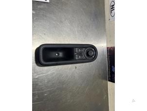 Gebruikte Raam schakelaar elektrisch Renault Twingo II (CN) 1.2 16V Prijs € 15,00 Margeregeling aangeboden door De Witte Boerderij AutoMotive