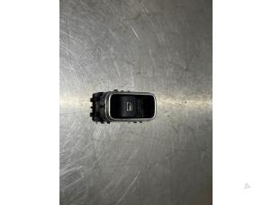 Gebruikte Elektrisch Raam Schakelaar Mercedes A-Klasse AMG (177.0) 2.0 A-35 AMG Turbo 16V 4Matic Prijs € 15,00 Margeregeling aangeboden door De Witte Boerderij AutoMotive