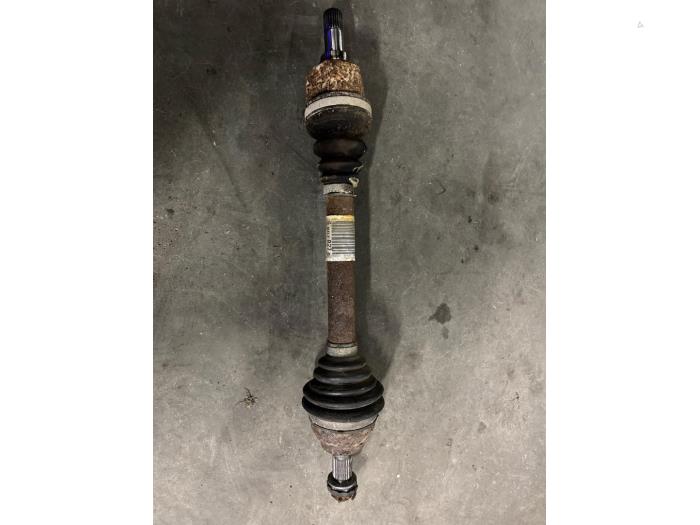 Gebruikte Aandrijfas links-voor Peugeot Partner Tepee (7A/B/C/D/E/F/G/J/P/S) 1.6 HDiF 90 16V Phase 1 Prijs € 50,00 Margeregeling aangeboden door De Witte Boerderij AutoMotive