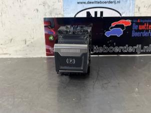 Gebruikte Handrem schakelaar Peugeot 3008 II (M4/MC/MJ/MR) 1.6 BlueHDi 115 Prijs € 20,00 Margeregeling aangeboden door De Witte Boerderij AutoMotive