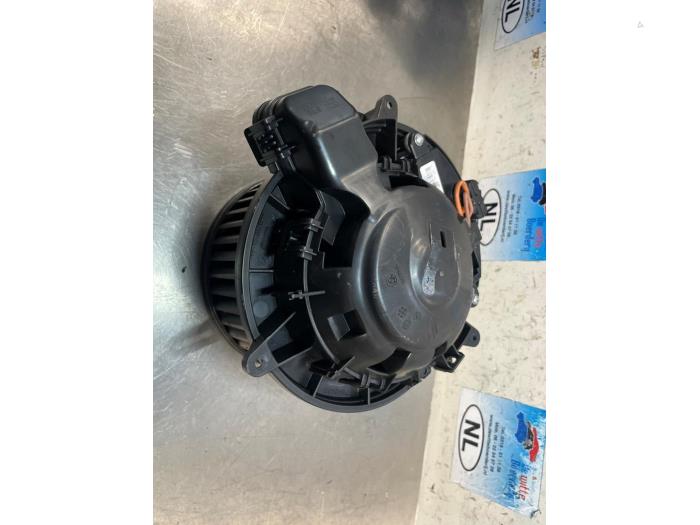 Kachel Ventilatiemotor van een BMW 1 serie (F20) 118i 1.5 TwinPower 12V 2018