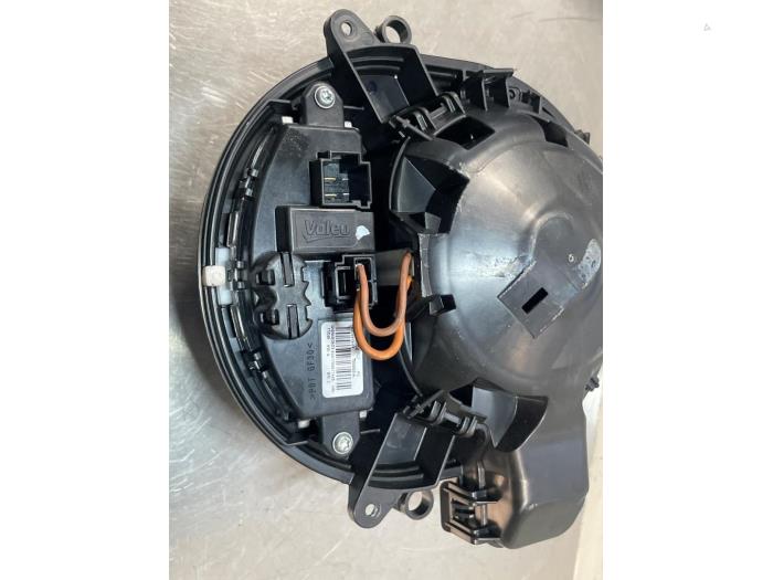 Kachel Ventilatiemotor van een BMW 1 serie (F20) 118i 1.5 TwinPower 12V 2018